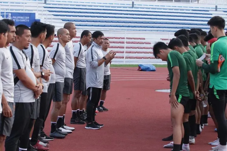 Pemain dan pelatih Timnas Indonesia menggelar latihan di Manila (PSSI.org)