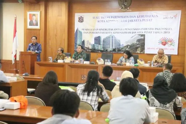 Wakil Wali Kota Jakpus Irwandi berbicara dalam pertemuan Peningkatan Sinergitas Antara Pengusaha Industri Pariwisata dengan Pemkot Jakpus (pusat.jakarta.go.id)