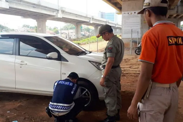 Penindakan kendaraan yang parkir di kolong Tol Becakayu/beritajakarta.id