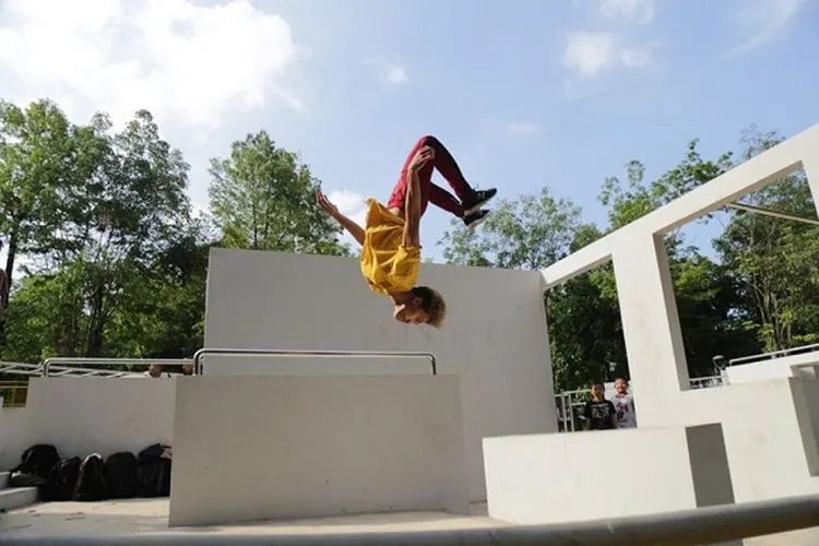Pegiat parkour berlatih di Taman Puring, Jakarta Selatan. (Facebook Anies Baswedan)