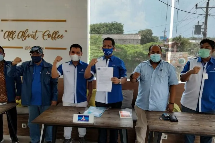 Pengurus DPC Partai Demokrat Solo Raya menyatakan sikap tetap solid dan satu suara mendukung AHY, di Solo, Kamis (4/2/2021). (Ayojakarta/Budi Cahyono)