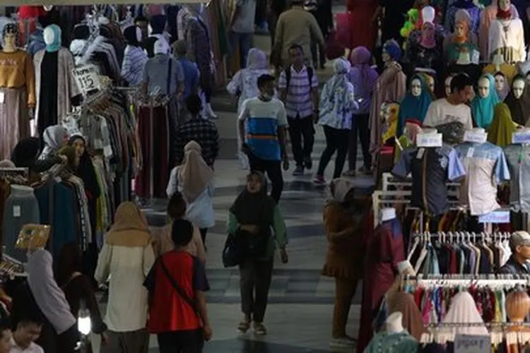 para pengunjung Pasar Tanah Abang, Jakarta Pusat