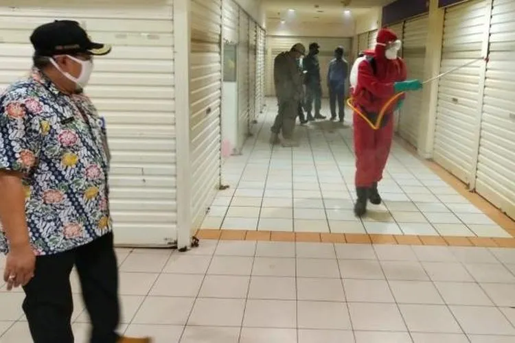petugas sedang menyemprot desinfektan di Pertokoan Harco / beritajakarta.id