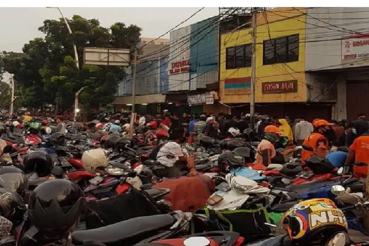 Viral foto dan video keramaian di Pasar Ikan Hias Jatinegara, Jakarta Timur  Foto: akun instagram @jktinfo