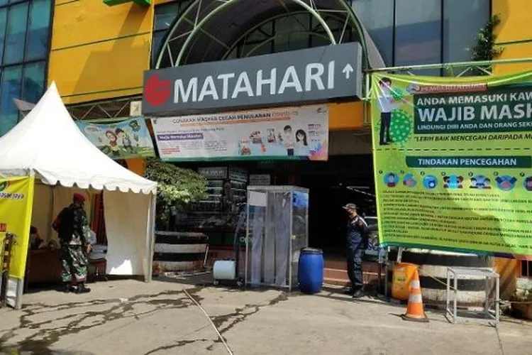 Meski sudah banyak padagang dinyatakan positif Covid-19 dan menjadi klaster baru, namun pasar Perumnas Klender tetap buka dengan penjagaan yang dilakukan anggota TNI. (Suara.com/Bagaskara).