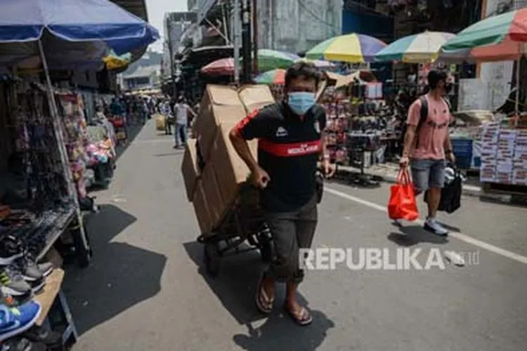 Pedagang menggunakan masker. (ilustrasi) Foto: Republika/Thoudy Badai