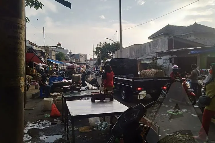 Suasana di Pasar Peterongan, Kamis (30/4/2020) pagi. (Afri Rismoko/Ayosemarang.com)