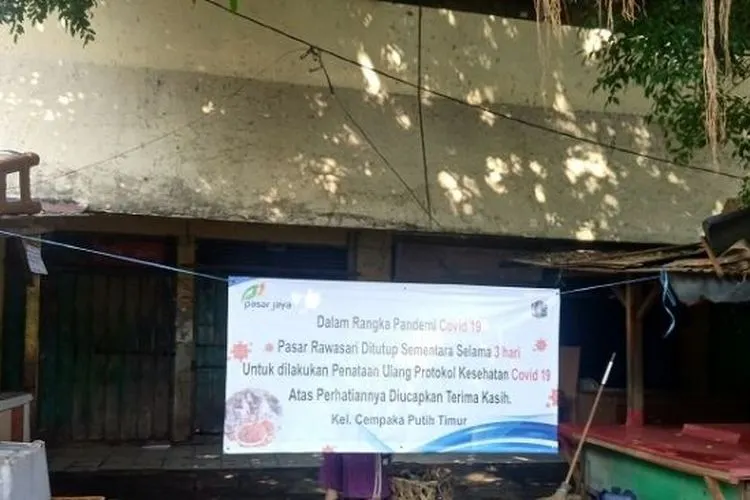 Penampakan kondisi Pasar Rawa Kerbau atau Rawasari, Cempaka Putih setelah ditutup karena belasan pedagang tertular Corona. (Suara.com/Arga).