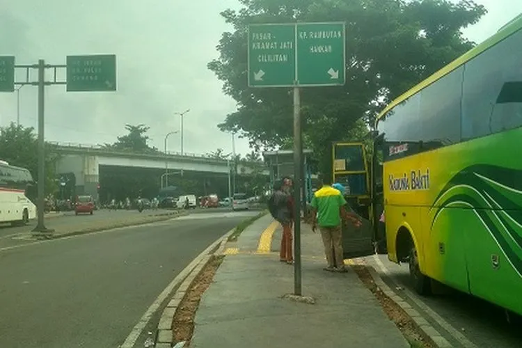 Suasana arus mudik di Pasar Rebo, Jakarta Timur, Selasa (21/4/2020) (Ayojakarta.com/Hendy Dinata)