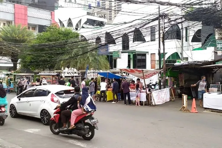Suasana pedagang takjil di Jalan Bendungan Hilir, Tanah Abang, Jakarta Pusat, Sabtu (25/4/2020). (Ayojakarta.com/Khoirur Rozi)