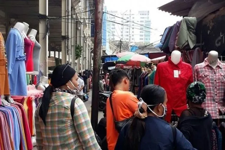 Penampakan PKL yang berdagang di Tanah Abang, Jakarta Pusat saat pemberlakuan PSBB Corona. (Suara.com/Bagaskara).