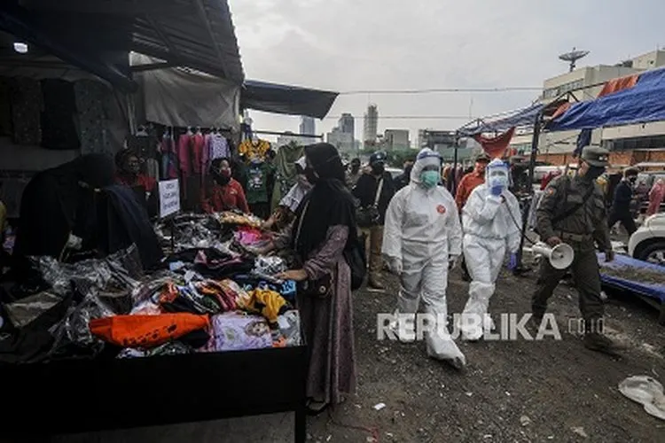 Petugas medis melakukan sosialisasi tes swab kepada pedagang di Pasar Tasik, Jakarta, Kamis (2/7). Pemerintah Provinsi DKI Jakarta akan memperketat pengawasan di wilayah pasar selama masa perpanjangan pembatasan sosial berskala besar (PSBB) transisi. Republika/Putra M. Akbar