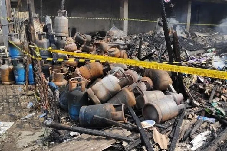 Sisa-sia tabung gas tampak gosong usai insiden kebakaran Pasar Timbul, Tomang, Jakarta Barat pada Jumat (7/8/2020) dini hari. (Suara.com/Bagaskara Isdiansyah)