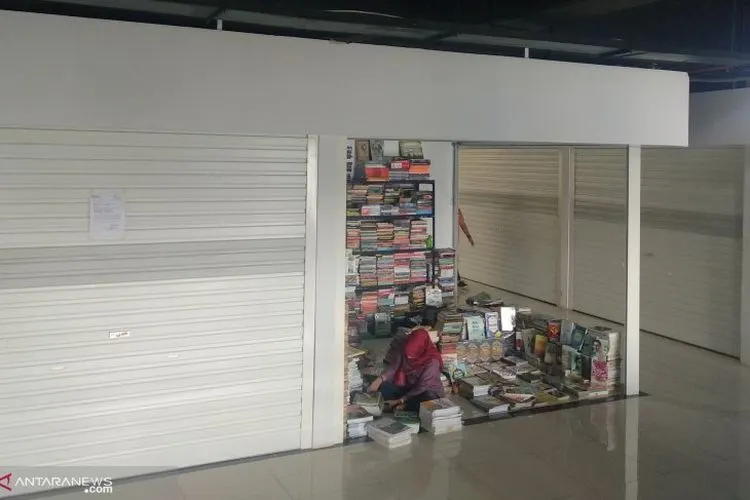 Pedagang menata buku dagangannya di sentra buku lantai tiga Pasar Kenari, Salemba, Jakarta Pusat, Senin (22/7/2019). (ANTARA News/Aditya Pradana Putra)