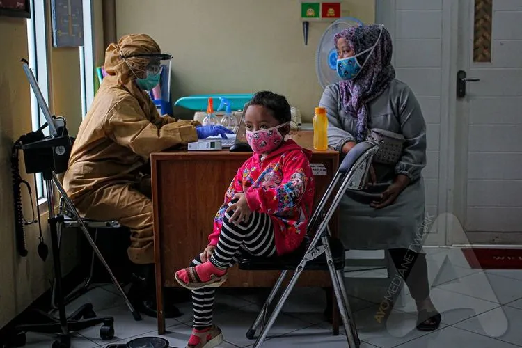 Tenaga medis tengah melayani warga yang hendak periksa.  Tenaga medis Puskesmas sebut banyak warga tak jujur soal Covid-19. (Ayobogor/Husnul Khatimah)