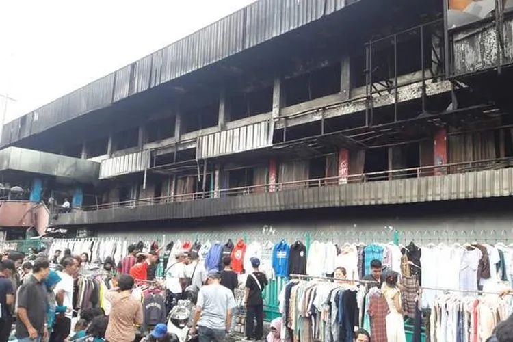 Pedagang menjajakan dagangan di luar Gedung Pasar Senen Blok I dan II yang terbakar pada September 2017/Tribunnews-Rangga Baskoro