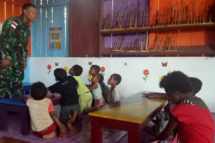 Kegiatan belajar dan bermain di PAUD Kampung Toray/Puspen TNI