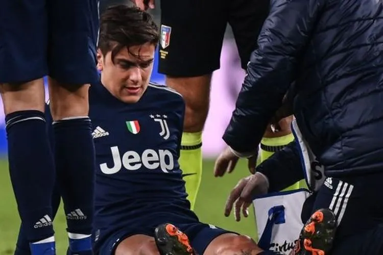 Penyerang Juventus, Paulo Dybala mengalami cedera dalam laga Liga Italia 2020/2021 kontra Sassuolo di Juventus Stadium, Turin, Senin (11/1/2021) dini hari WIB. [MARCO BERTORELLO / AFP]