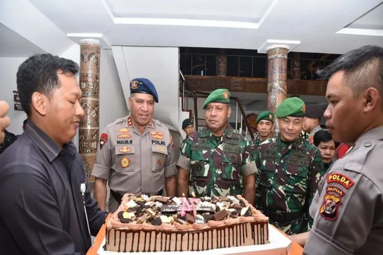 Kapolda Papua Irjen Pol Paulus Waterpauw saat memberikan ucapan selamat HUT ke-74 TNI kepada Pangdam XVII/Cenderawasih Mayjen TNI Herman Asaribab di Jayapura, Sabtu (5/10/2019)/Dok. Humas Polda Papua