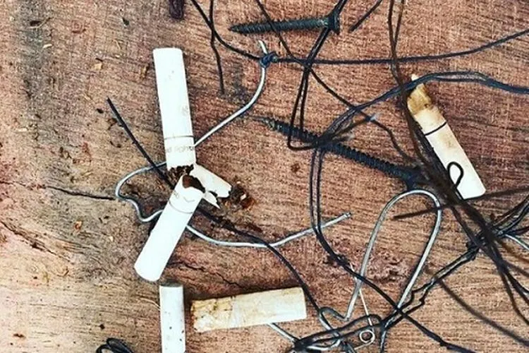 Unggahan foto Stadion Madya penuh puntung rokok dan paku/Instagram