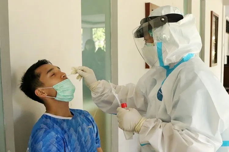 Jonatan Christie saat menjalani swab test di Pelatnas Cipayung  (dok Humas PBSI)
