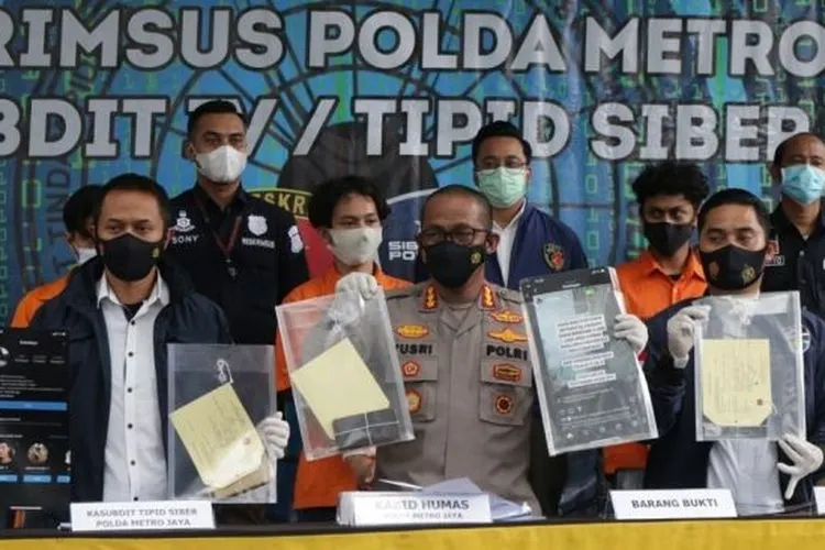 Polisi merilis para tersangka pemalsu surat PCR palsu yang melibatkan influencer serta mahasiswa kedokteran/ Suara.com
