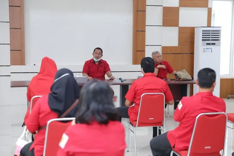 Ketua DPC PDI P Kota Semarang, Hendrar Prihadi saat rapat korrdinasi di kantor DPC PDI P Kota Semarang, Minggu (5/4/2020). (dok)