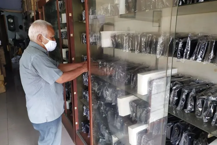 Penjualan kopiah M Iming menjelang Ramadan tahun 2020 anjlok akibat pandemi Covid-19. (Ayobandung.com/Kavin Faza)