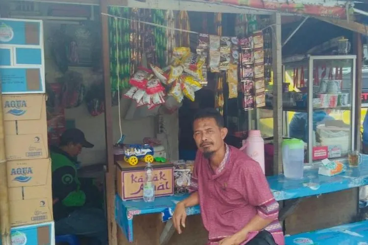 Yayak, salah satu pedagang di Terminal Lebak Bulus, Jaksel, Kamis (30/7/2020), mengeluhkan sepinya pembeli.  Foto: Shabrina Zakaria