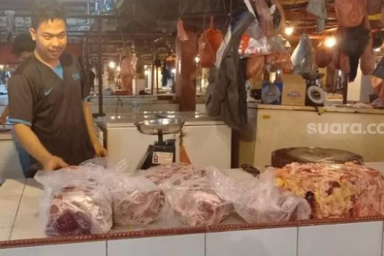 Aktivitas pedagang daging sapi di Pasar Lama Kota Tangerang, Selasa (19/1/2021). [Suara.com/Muhammad Jehan Nurhakim]
