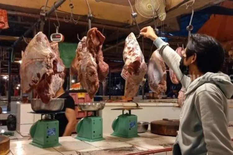 Aktivitas pedagang daging sapi di Pasar Lama Kota Tangerang, Selasa (19/1/2021). [Suara.com/Muhammad Jehan Nurhakim]