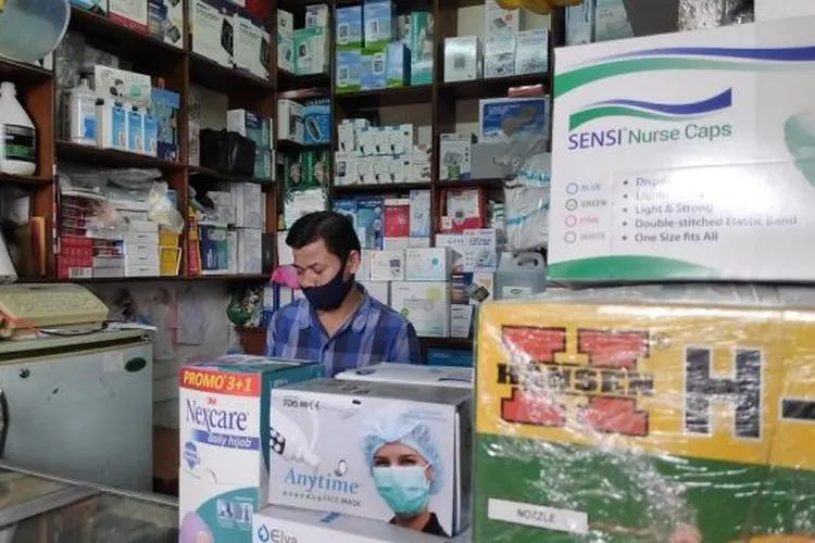 Penjual masker di Pasar Pramuka. (Suara.com/Bagas)