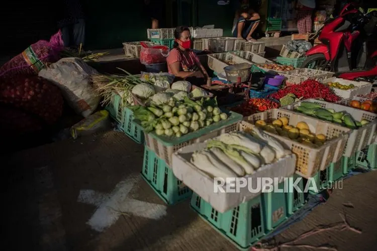 ilustrasi, pedagang pasar tradisional mengenakan masker saat berjualan sebagai salah satu protokol kesehatan yang harus dilaksanakan selama masa pandemi/ Foto: Republika/Thoudy Badai