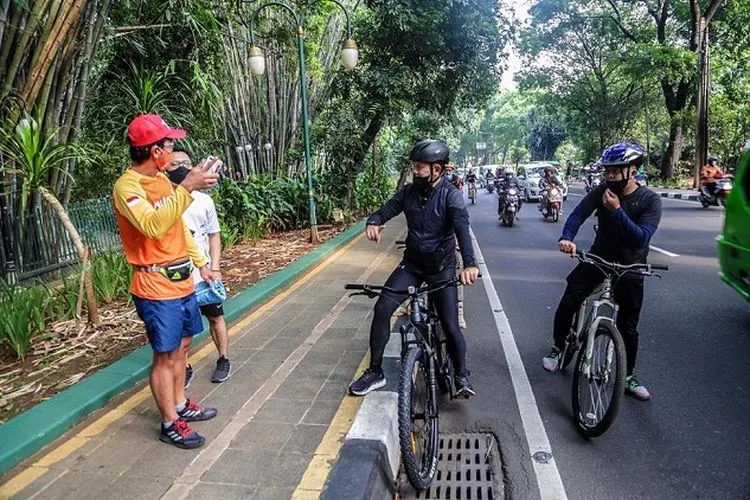 Wali Kota Bogor Bima Arya mengecek kondisi pedestrian sekitar Kebun Raya Bogor/ ist