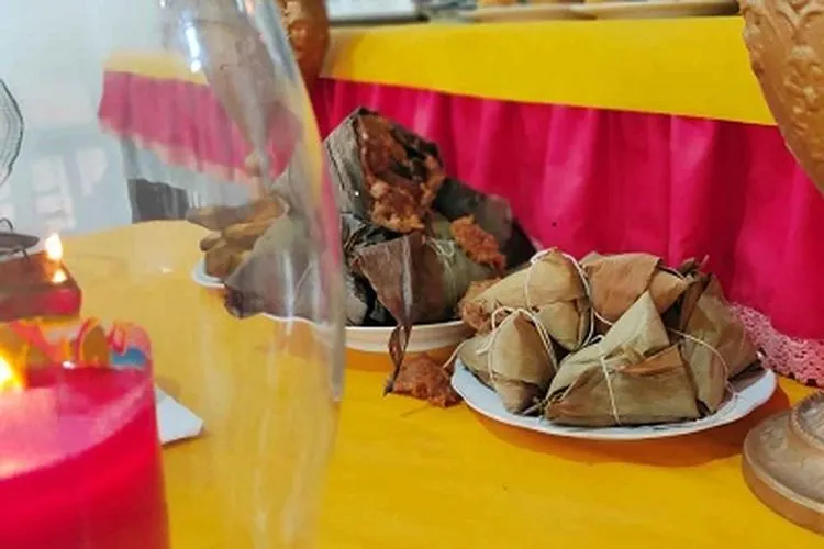 Bacang (tengah) dan Kwecang (paling kanan) yang disajikan dalam tradisi Peh Cun atau Bacangan