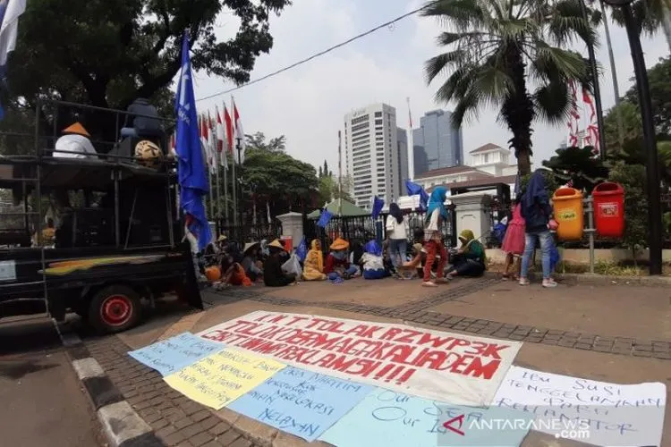 Puluhan nelayan berunjuk rasa di depan kantor Gubernur DKI Jakarta pada Senin (5/8/2019). ANTARA/Katriana/aa