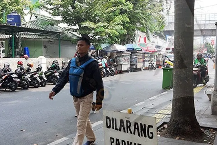 Pejalan kaki menggunakan trotoar di kawasan Taman Cut Mutiah, Menteng, Jakarta Pusat. Di belakangnya tampak para pedagang kaki lima memenuhi trotoar/Ayojakarta.com