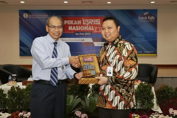 Direktur IT dan Treasury Bank BJB Rio Lanasier (kanan) memberikan palakat kepada Kepala Grup Advisory dan Pengembangan Ekonomi Kantor Perwakilan Bank Indonesia (BI) Jawa Barat Pribadi Santoso. dok bank bjb