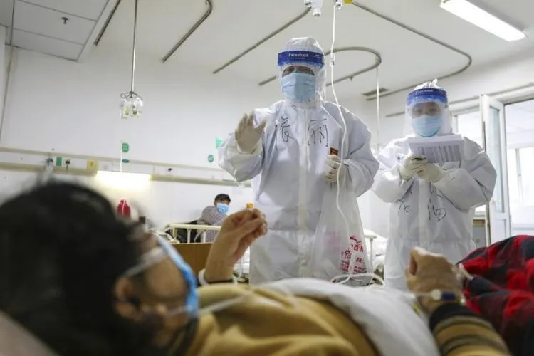Pekerja medis mengecek kondisi pasien di RS Jinyintan di Wuhan, Hubei, yang dibangun khusus untuk pasien kritis virus corona jenis baru atau Covid-19, Kamis (13/2).  Foto: AP