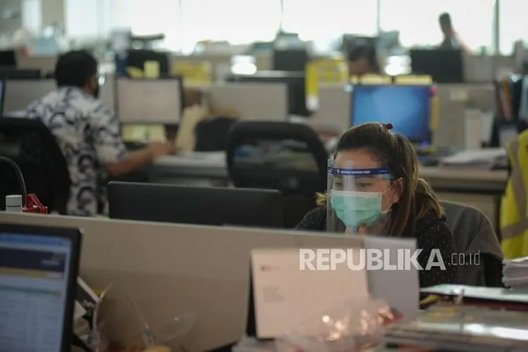 ilustrasi pekerja kantoran/ Republika