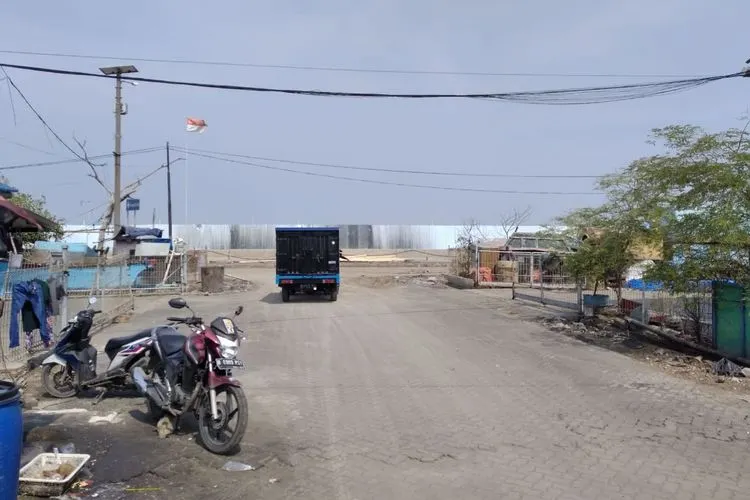 Suasana tanggul jebol di pelabuhan perikanan Samudera Nizam Zachman, Penjaringan Jakarta Utara, Kamis (5/12/2019) (Ayojakarta.com/Dhika Alam Noor)