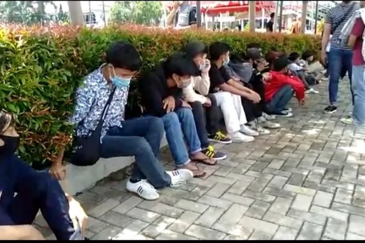 Puluhan pelajar yang berhasil diadang petugas. (dok)