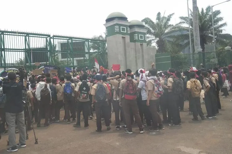 Pelajar menggelar demonstrasi di depan gedung DPR/istimewa