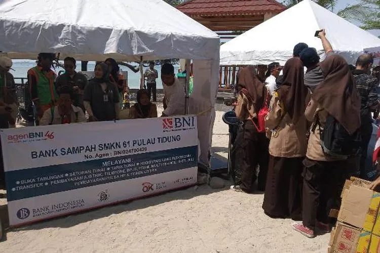 Pelajar menabung sampah di Bank Sampah/pulauseribu.jakarta.go.id