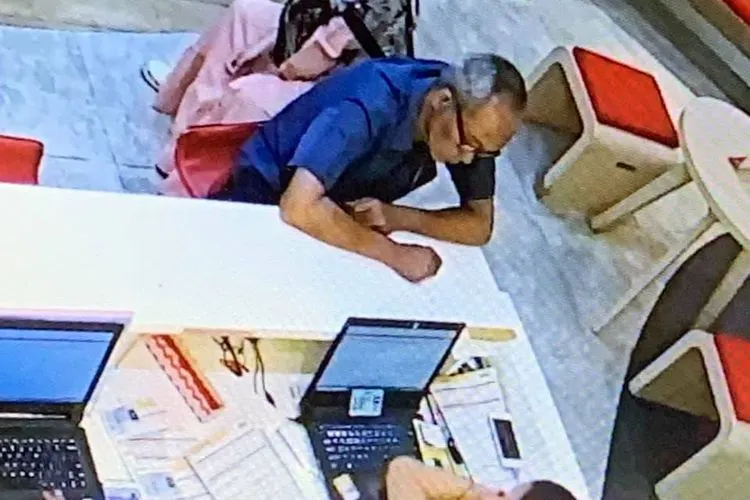 Terduga pelaku pencurian nomor ponsel dan pembobolan rekening bank milik Ilham Bintang. Gambar ini didapatkan dari rekaman CCTV di gerai Indosat Bintaro Jaya Xchange, Jumat (3/1/2020) pukul 21.02 WIB.