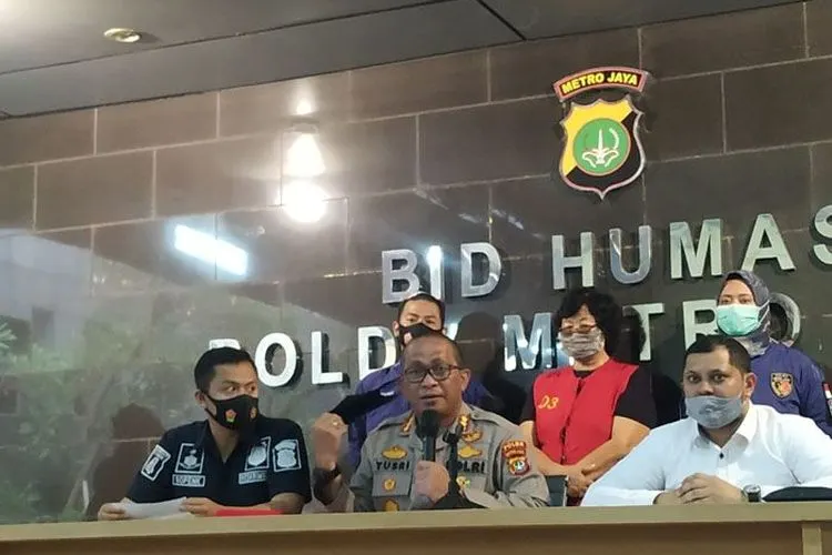 KS (67) dan EJ (47), dua tersangka penghinaan nama baik Komisaris Utama PT Pertamina Basuki Tjahaja Purnama alias Ahok ditangkap Polda Metro Jaya, Kamis (30/7/2020). [Suara.com/Muhammad Yasir]