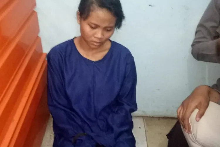 Perempuan yang ditangkap kepolisian berstatus tersangka kasus penusukan Menko Polhukam, Wiranto.