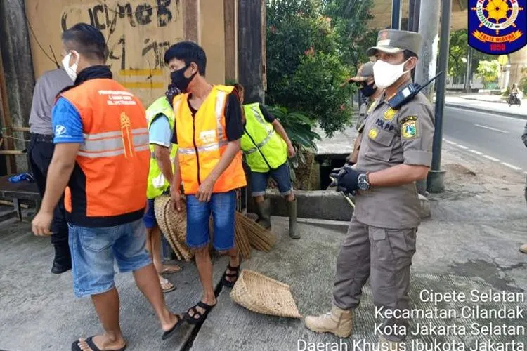 Warga yang kedapatan tidak memakai masker dijatuhi sanksi sosial di Kelurahan Cipete Selatan, Cilandak, Jakarta Selatan. (Sudin Kominfotik Jaksel).