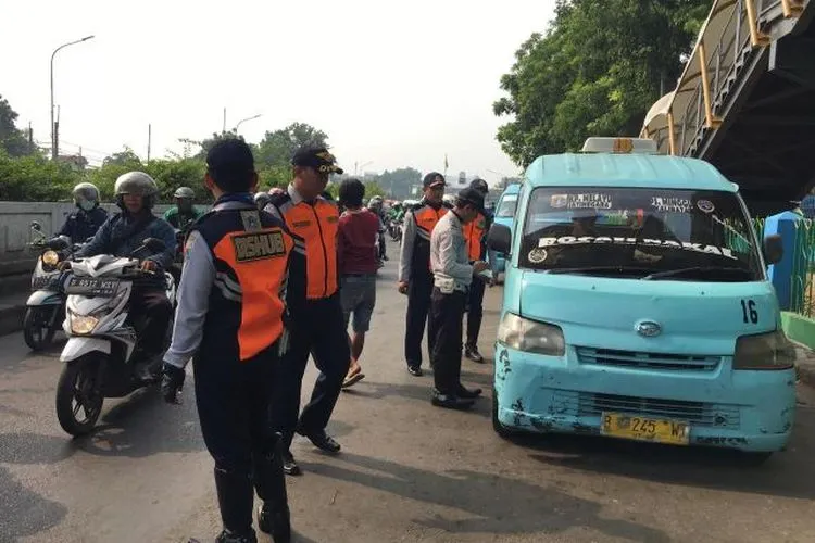 Penertiban pelanggar lalu lintas oleh Satpel Perhubungan Pasar Minggu (selatan.jakarta.go.id)