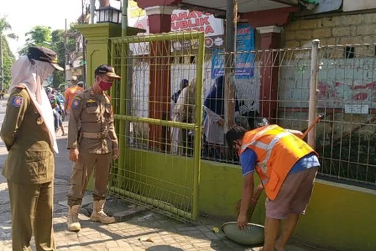Salah satu pelanggar protokol ksehatan di Jakarta Timur dikenakan saksi sosial membersihkan fasilitas umum/ dok